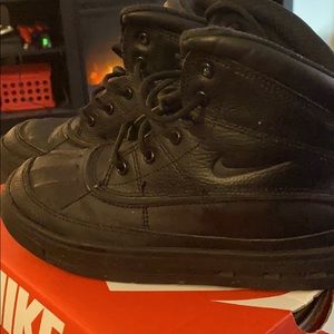 Kids black Nike wood side  boots | worn| size 3y
